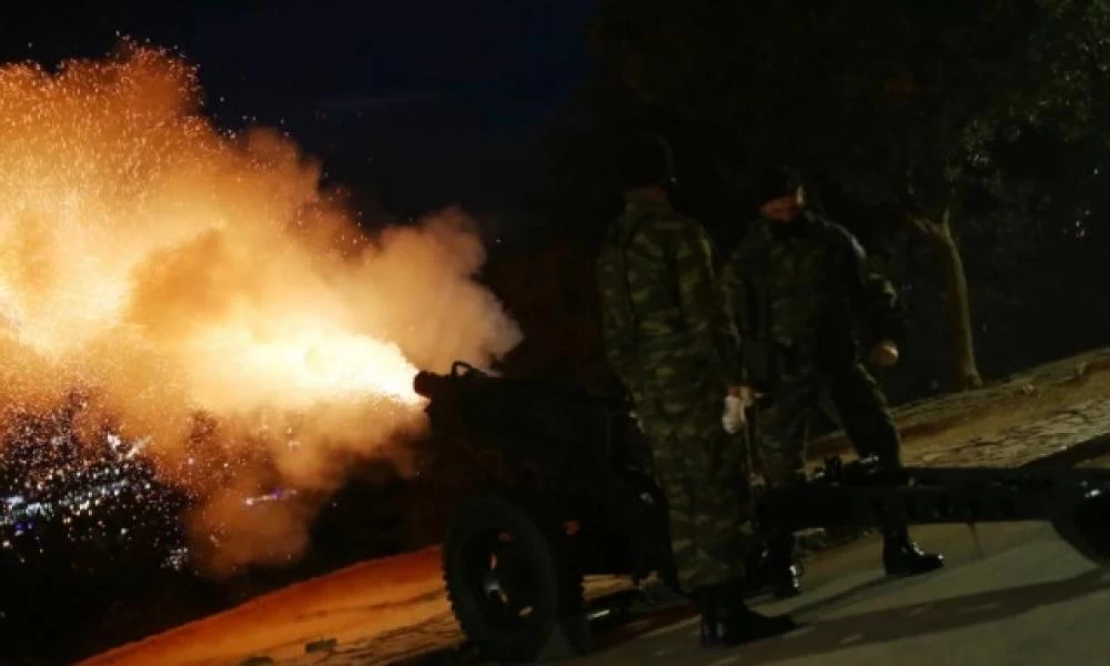 Λυκαβηττός: Εντυπωσιακοί κανονιοβολισμοί μετά την Ανάσταση (εικόνες)